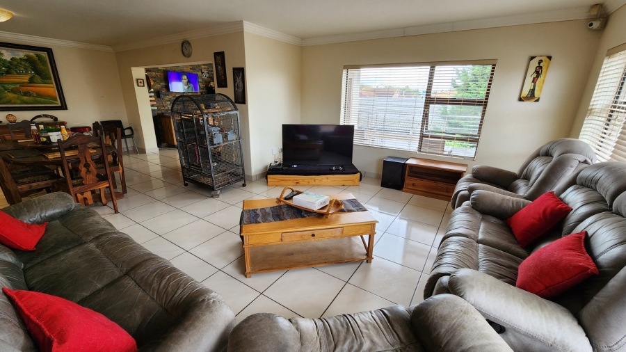 4 Bedroom Property for Sale in Menkenkop Western Cape